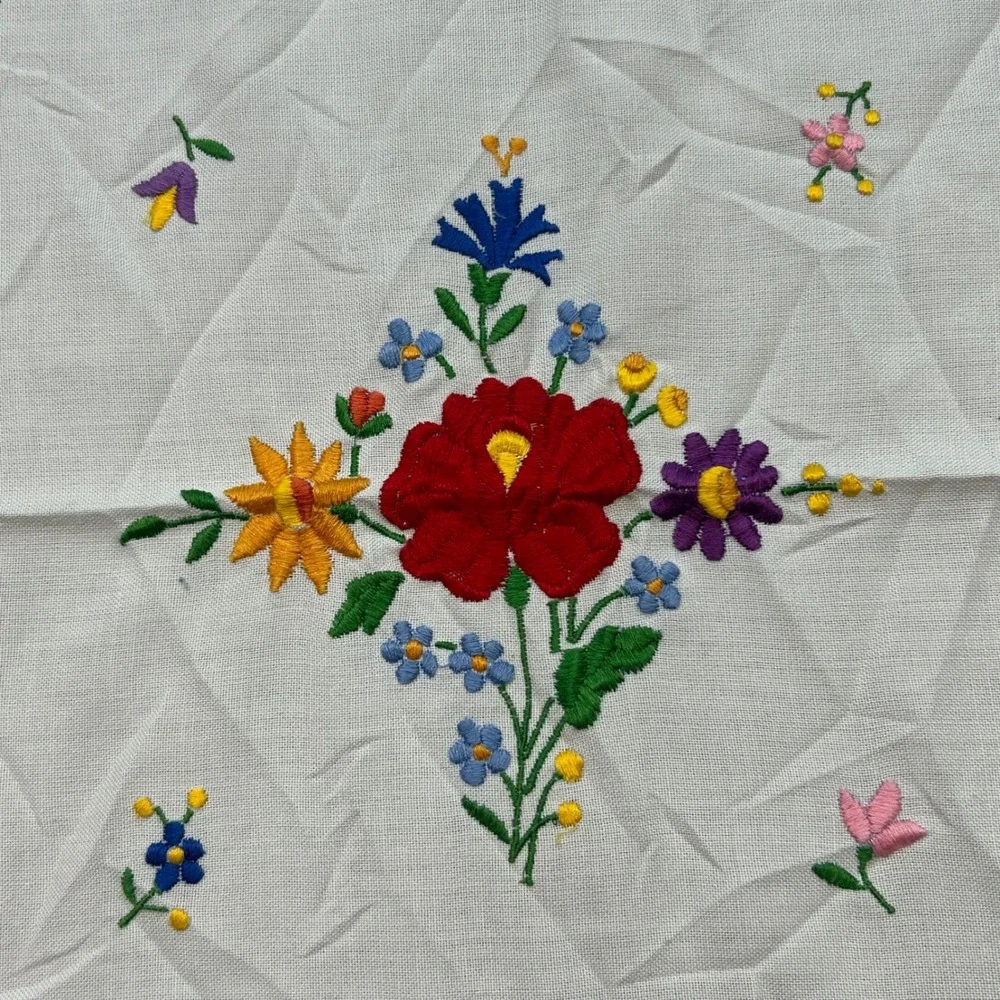VTG Floral Embroidered Table Runner White Scalloped Folk Art Boho Cottagecore